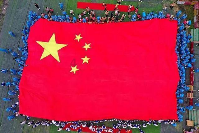 中国女子排球队夺得了亚运会冠军的时候，郎平指导露出腼腆一笑是什么意思？
